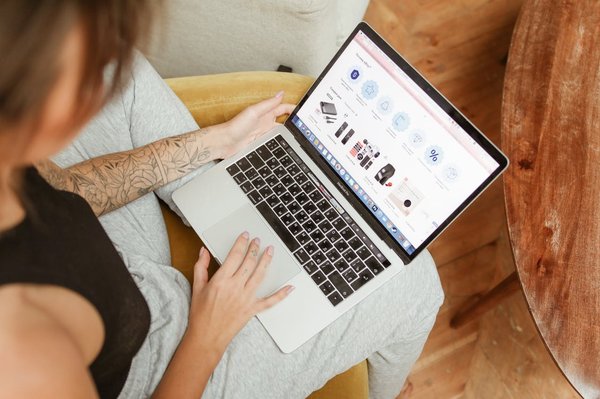 Comment les technologies de la réalité augmentée peuvent-elles être utilisées pour enrichir les expériences de shopping en ligne?