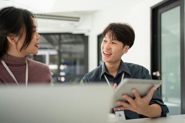Comment les entreprises de biotechnologie peuvent-elles utiliser les réseaux sociaux pour sensibiliser le public à leurs produits?